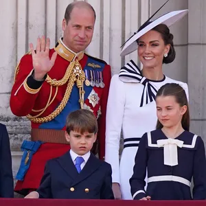 Prinz William und Prinzessin Kate stehen mit ihren Kindern auf dem Balkon von Buckingham Palace.