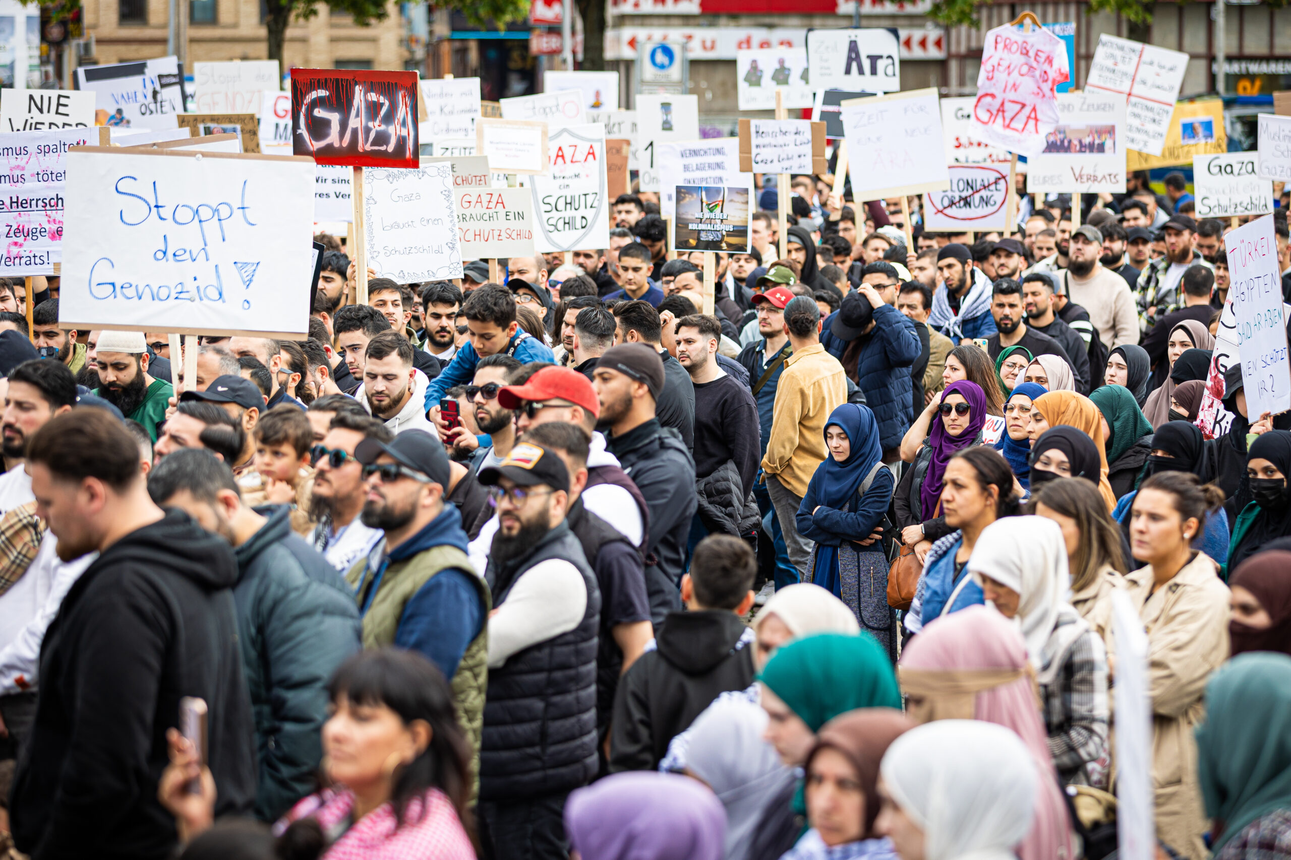 Hannover: Zahlreiche Demonstranten nahmen an der Kundgebung „Leiden der Palästinenser. Aktuelle Lage in Gaza (Rafah)“ auf dem Steintorplatz teil. Die zunächst verbotene Kundgebung durfte nach einem Gerichtsbeschluss doch stattfinden.