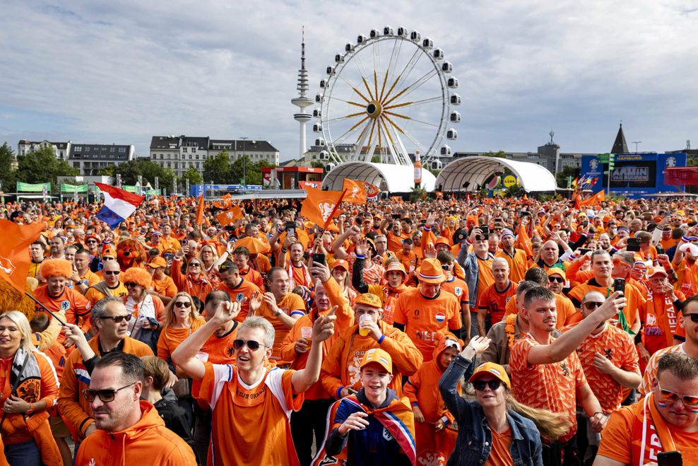 Orange-Fans in der Fanzone in Hamburg