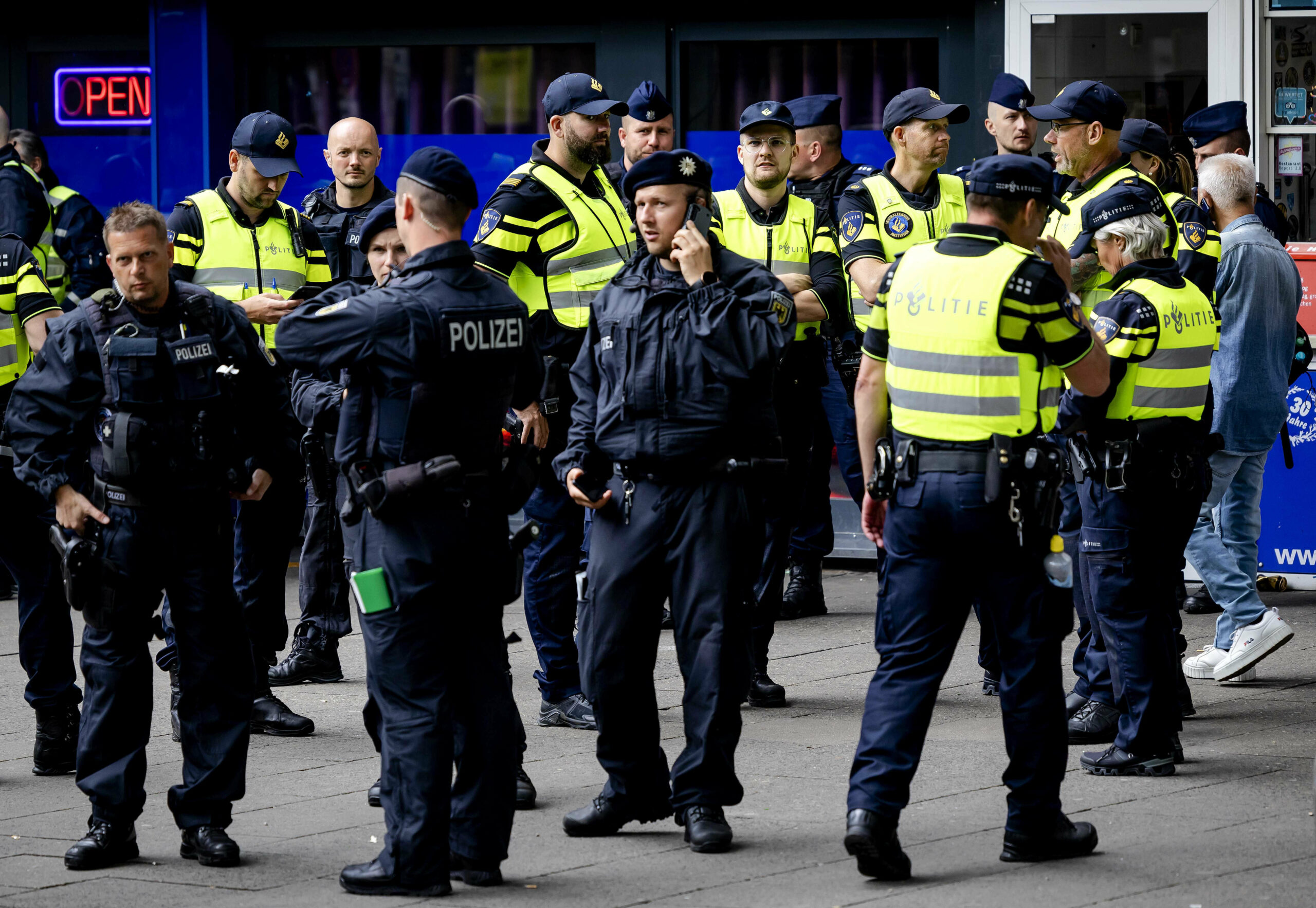 Polizisten sind vor dem EM-Spiel zwischen Polen und Niederlande auf der Reeperbahn im Einsatz.