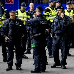 Polizisten sind vor dem EM-Spiel zwischen Polen und Niederlande auf der Reeperbahn im Einsatz.