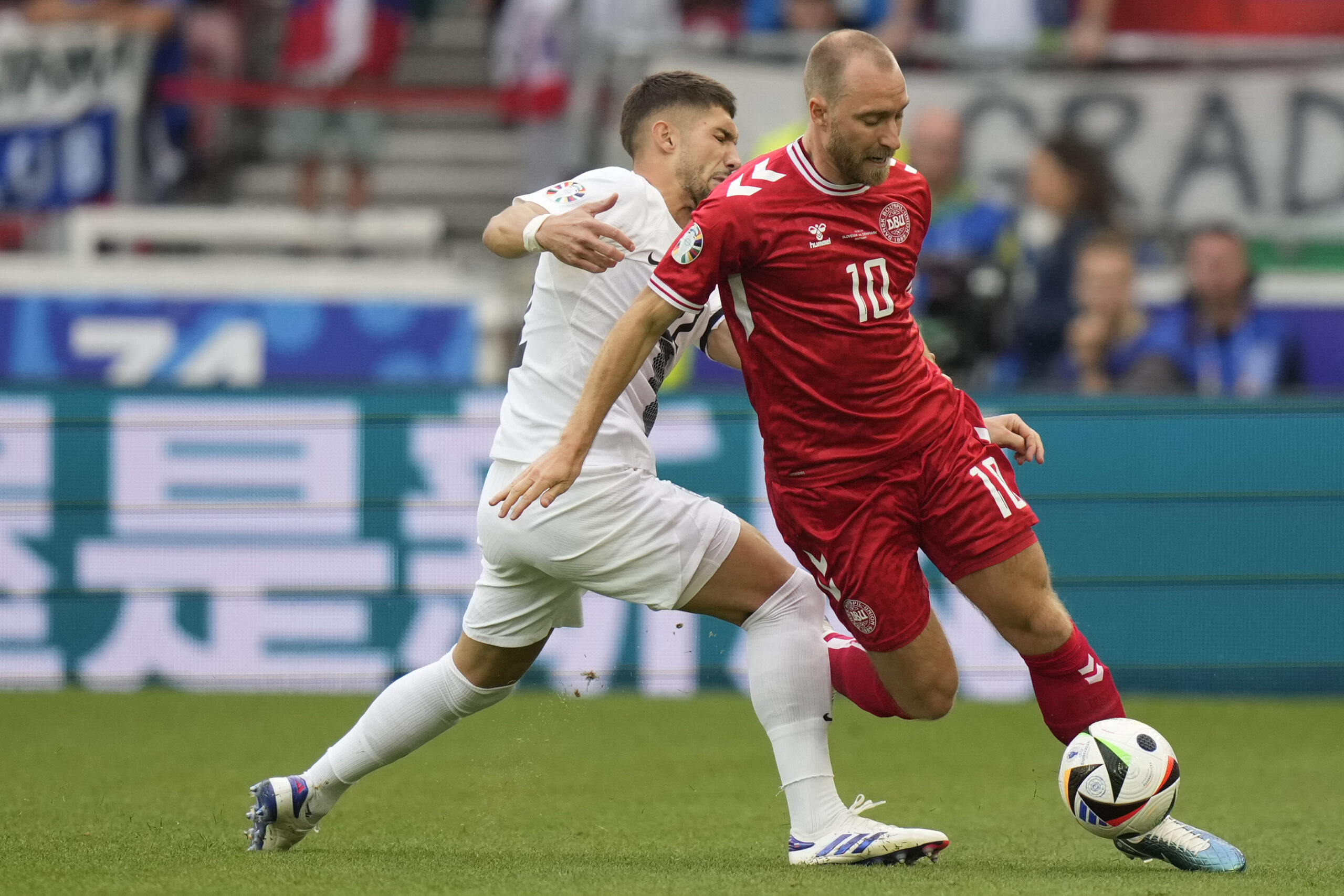 Torschützen im direkten Duell um den Ball: Erik Janza und Christian Eriksen