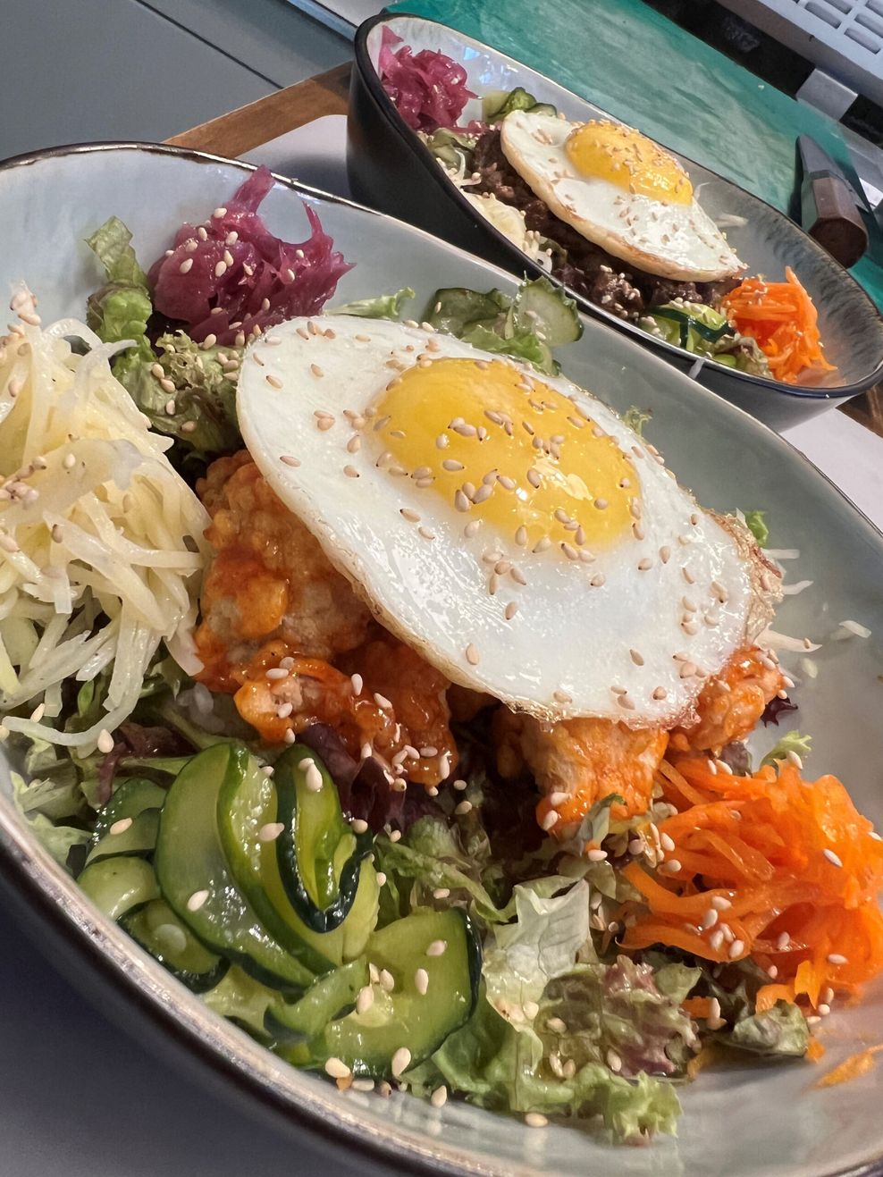 Bibimbap: Mit einem Spiegelei on top wird im Hamburger Restaurant von Yoon Seok Choi die koreanische Bowl serviert.