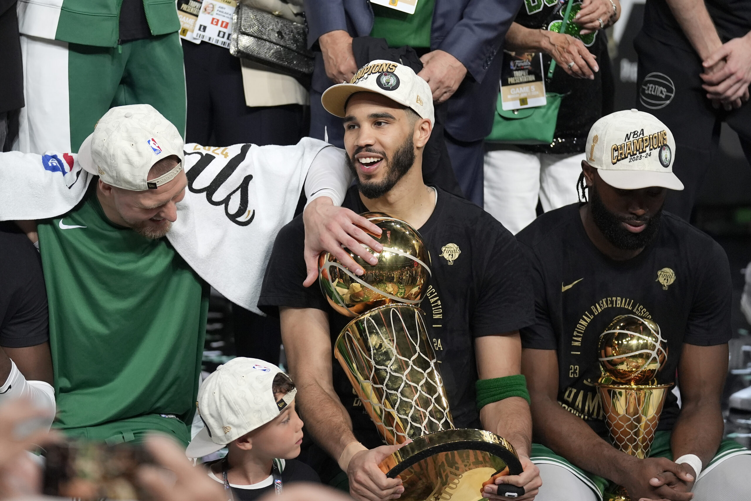 Kristaps Porzingis, Jayson Tatum und Jaylen Brown feiern den NBA-Titel mit den Boston Celtics