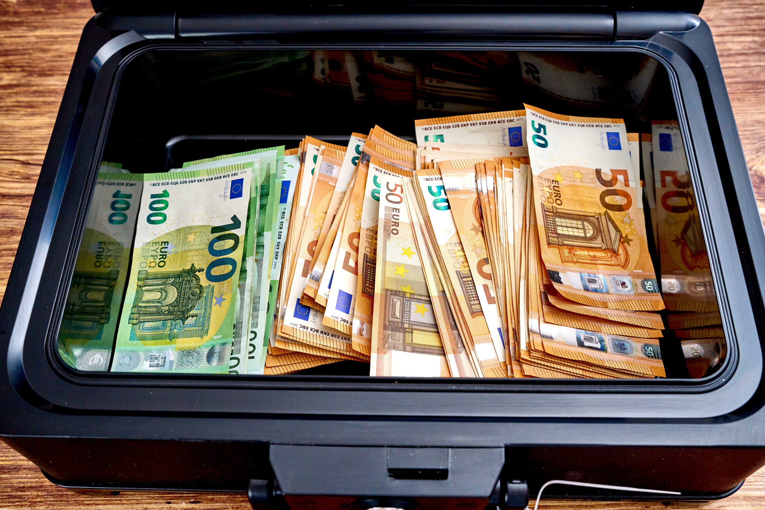 Koffer voll echtem Bargeld.