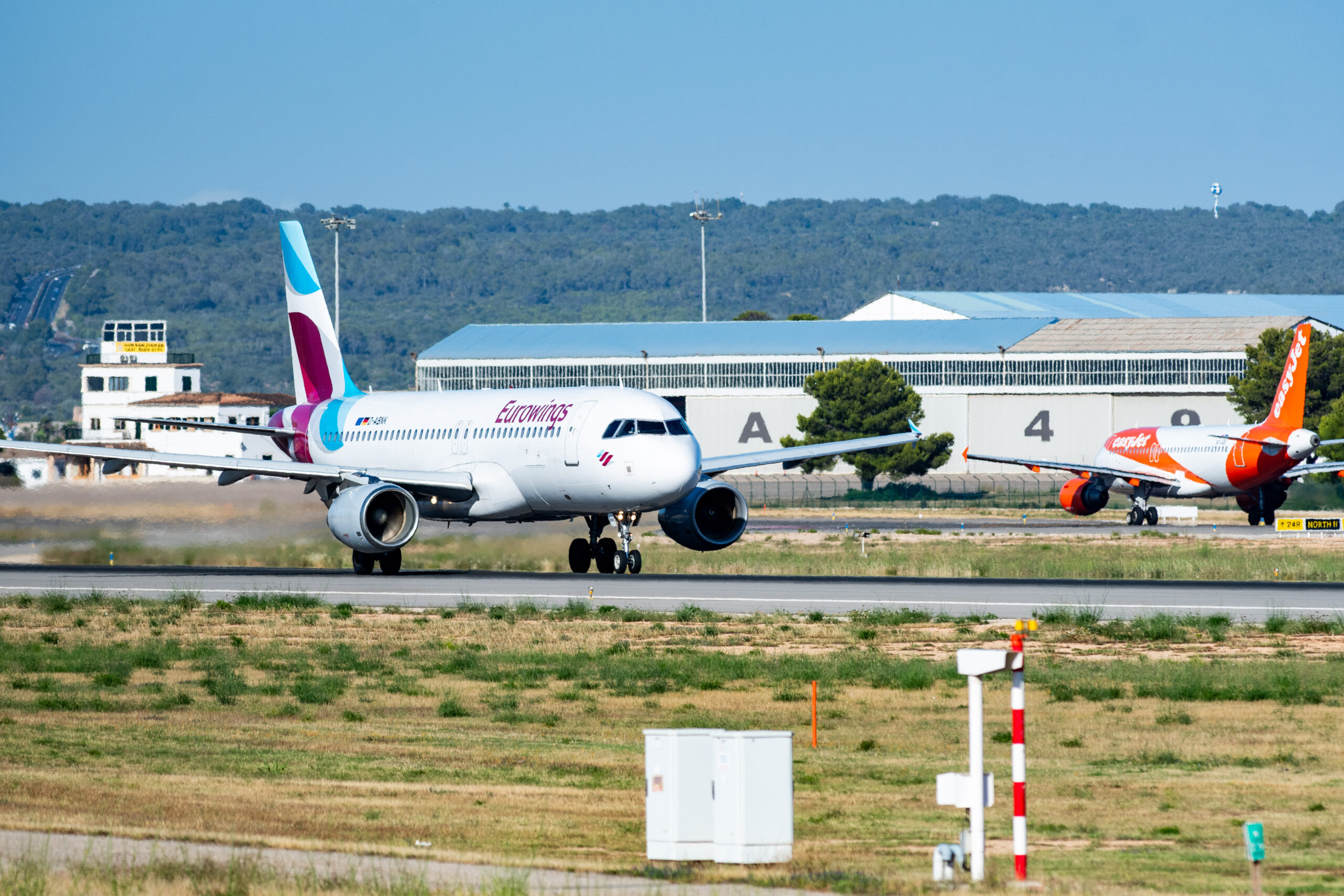 Ein Airbus der Billigfluggesellschaft Eurowings landet am Flughafen von Mallorca (Archivbild).