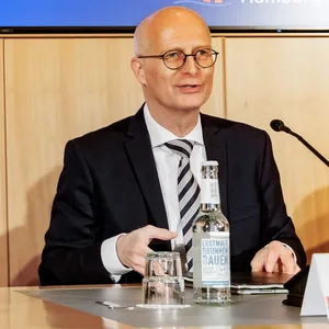 Finanzsenator Andreas Dressel (SPD, l) und Hamburgs Erster Bürgermeister Peter Tschentscher vor einem Bildschirm „Haushaltsplanentwurf“