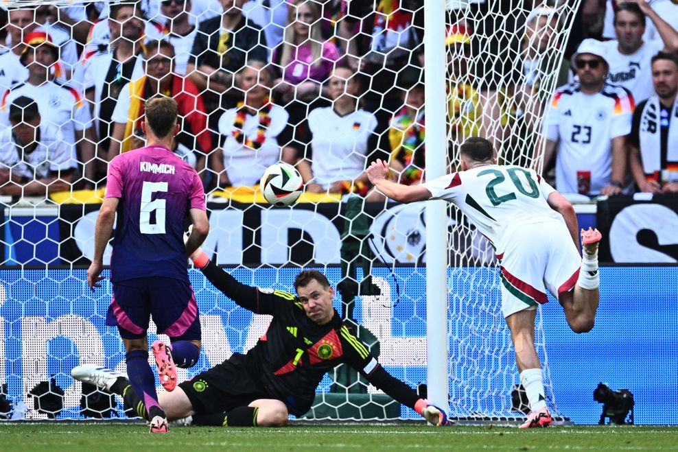 Roland Sallai bezwingt Manuel Neuer zum ersten Mal. Der Treffer zählt aber nach VAR-Eingriff nicht. Abseits!