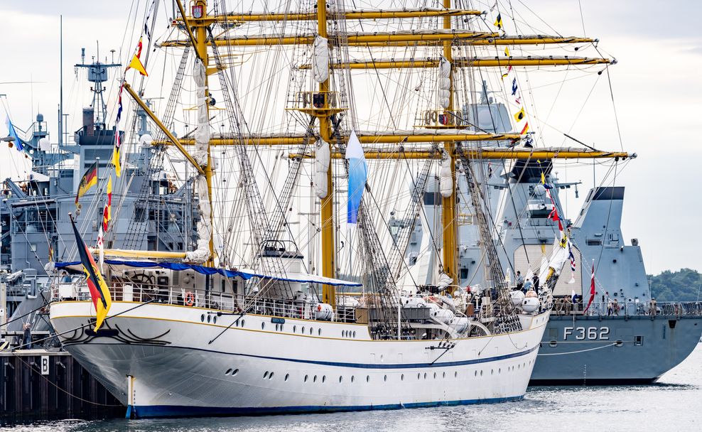 Die dänische Fregatte „Peter Willemoes“ (r) legt bei der Einlaufparade „Baltops“ vor der Kieler Woche im Kieler Marinehafen vor dem Segelschulschiff „Gorch Fock“ an.
