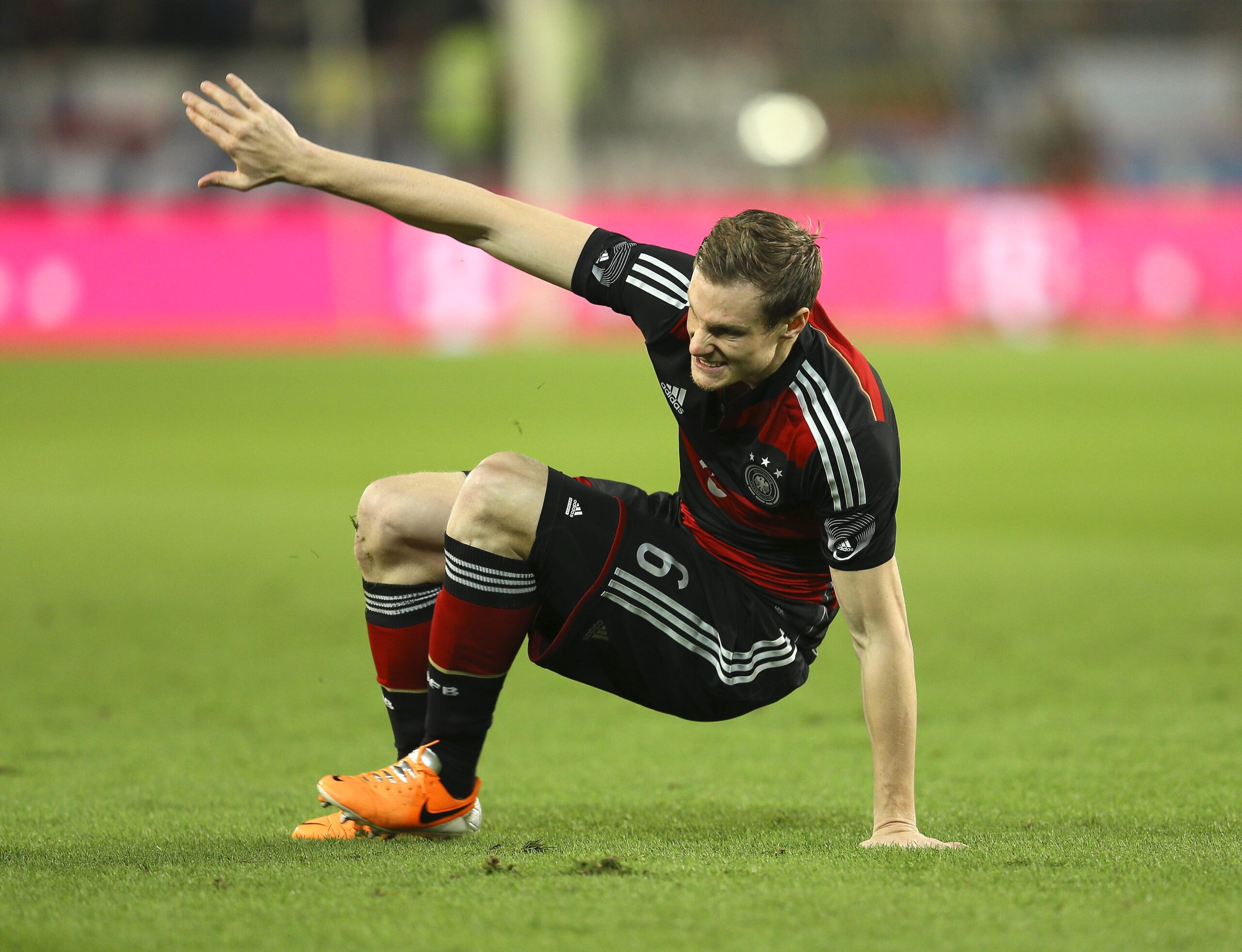 Marcell Jansen sitzt verletzt am Boden