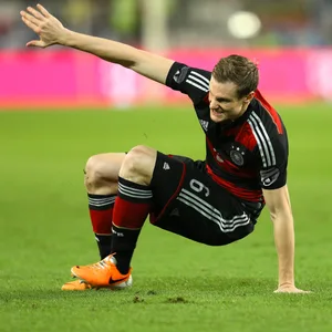 Marcell Jansen sitzt verletzt am Boden