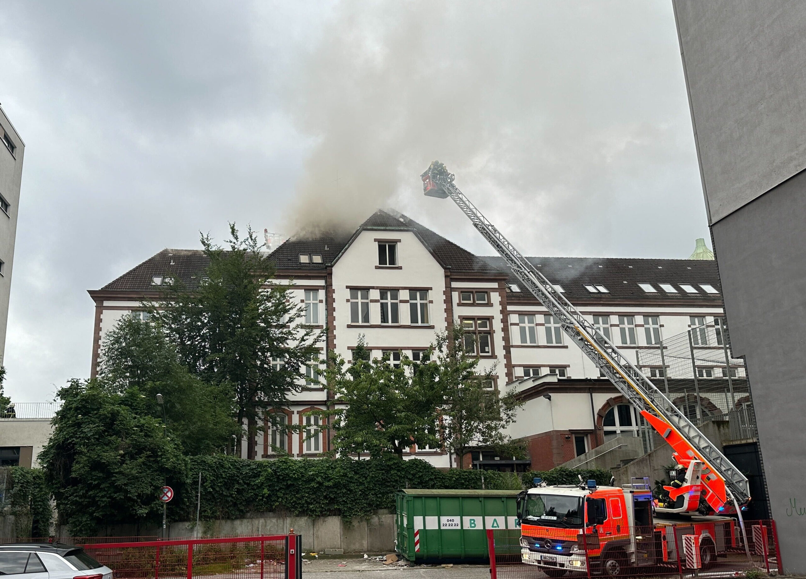 Feuerwehrleute löschen den Brand im Dachstuhl der Brecht-Schule