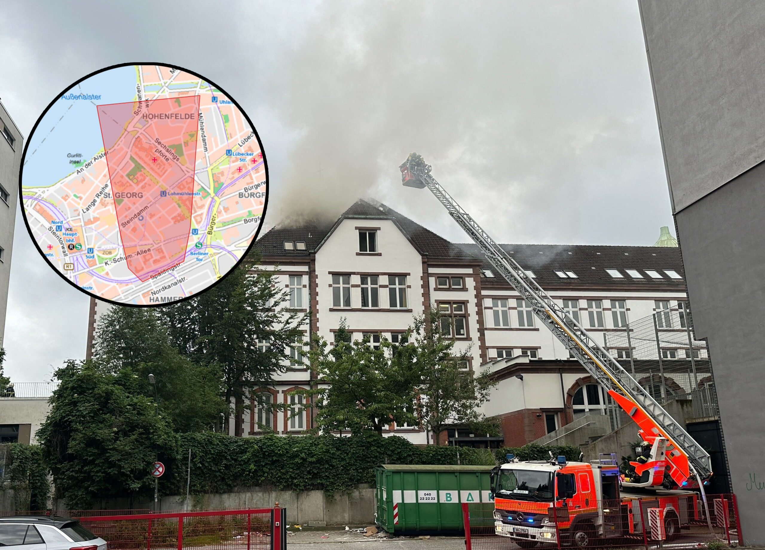 Die Feuerwehr bekämpft einen Brand im Dachstuhl der Brecht-Schule in St. Georg.