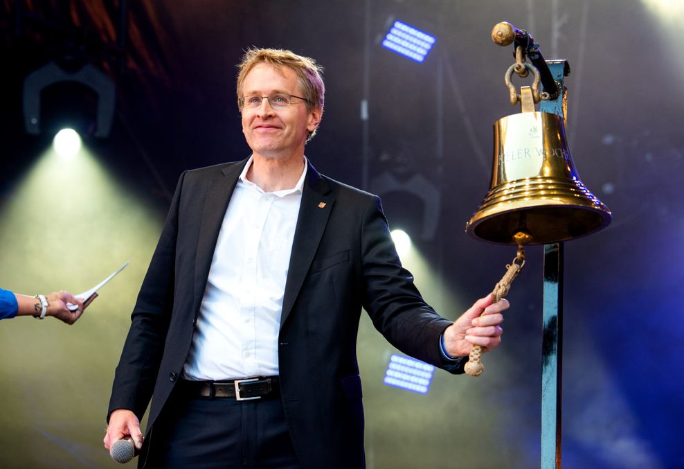 Daniel Günther (CDU), Ministerpräsident von Schleswig-Holstein, lässt zur Eröffnung der Kieler Woche eine Schiffsglocke läuten.