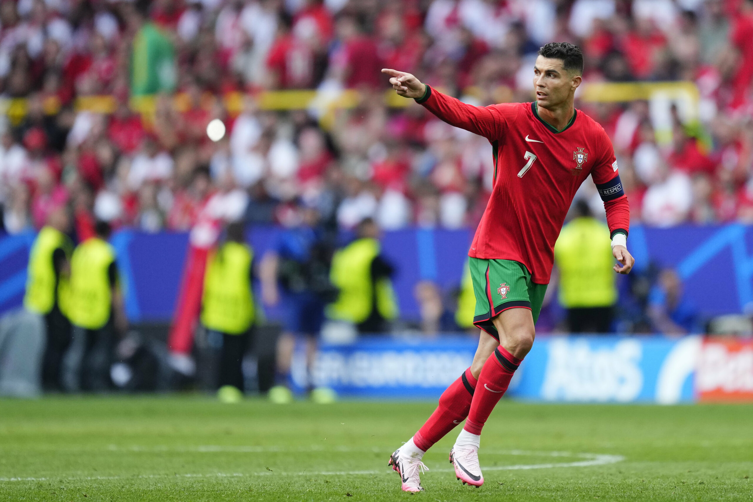 Cristiano Ronaldo bei einem EM-Spiel auf dem Platz