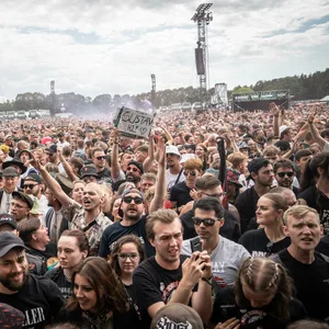 Blick auf das Festivalgelände mit Publikum am finalen Festivaltag.