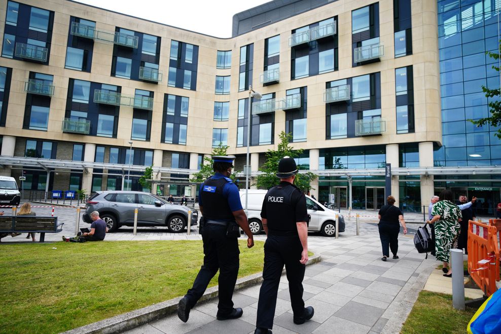 Polizei vor einem Krankenhaus