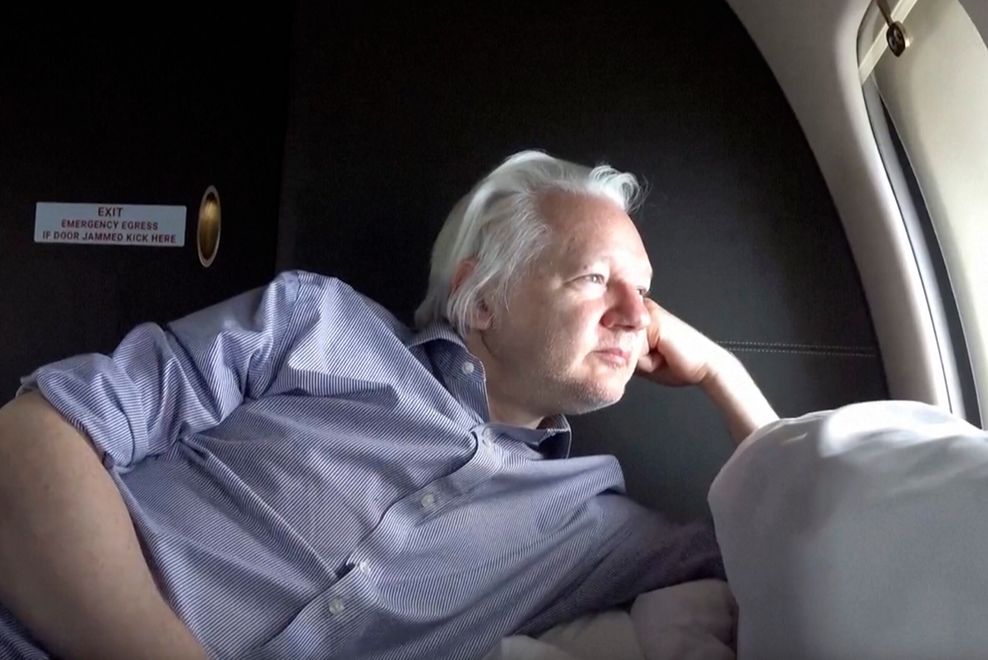 Julian Assange hat mit einem gecharterten Flugzeug Großbritannien verlassen.