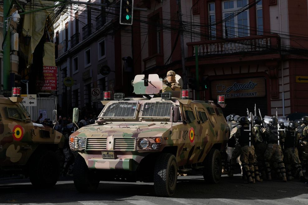 Militärfahrzeug in der Innenstadt