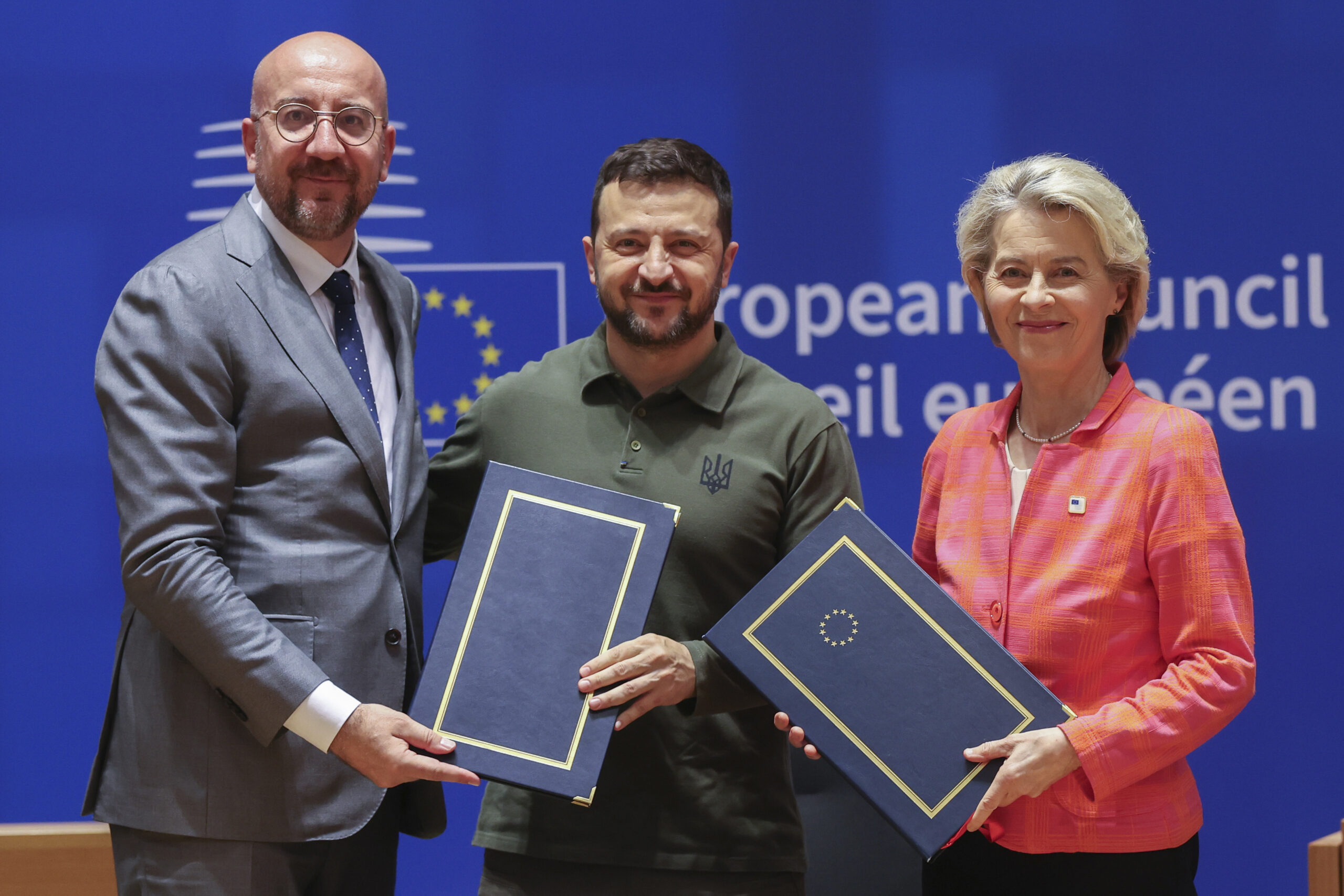 Wolodymyr Selenskyj (M.) mit EU-Ratspräsident Charles Michel und Kommissionspräsidentin Ursula von der Leyen nach Unterzeichnung des Sicherheitsabkommens.