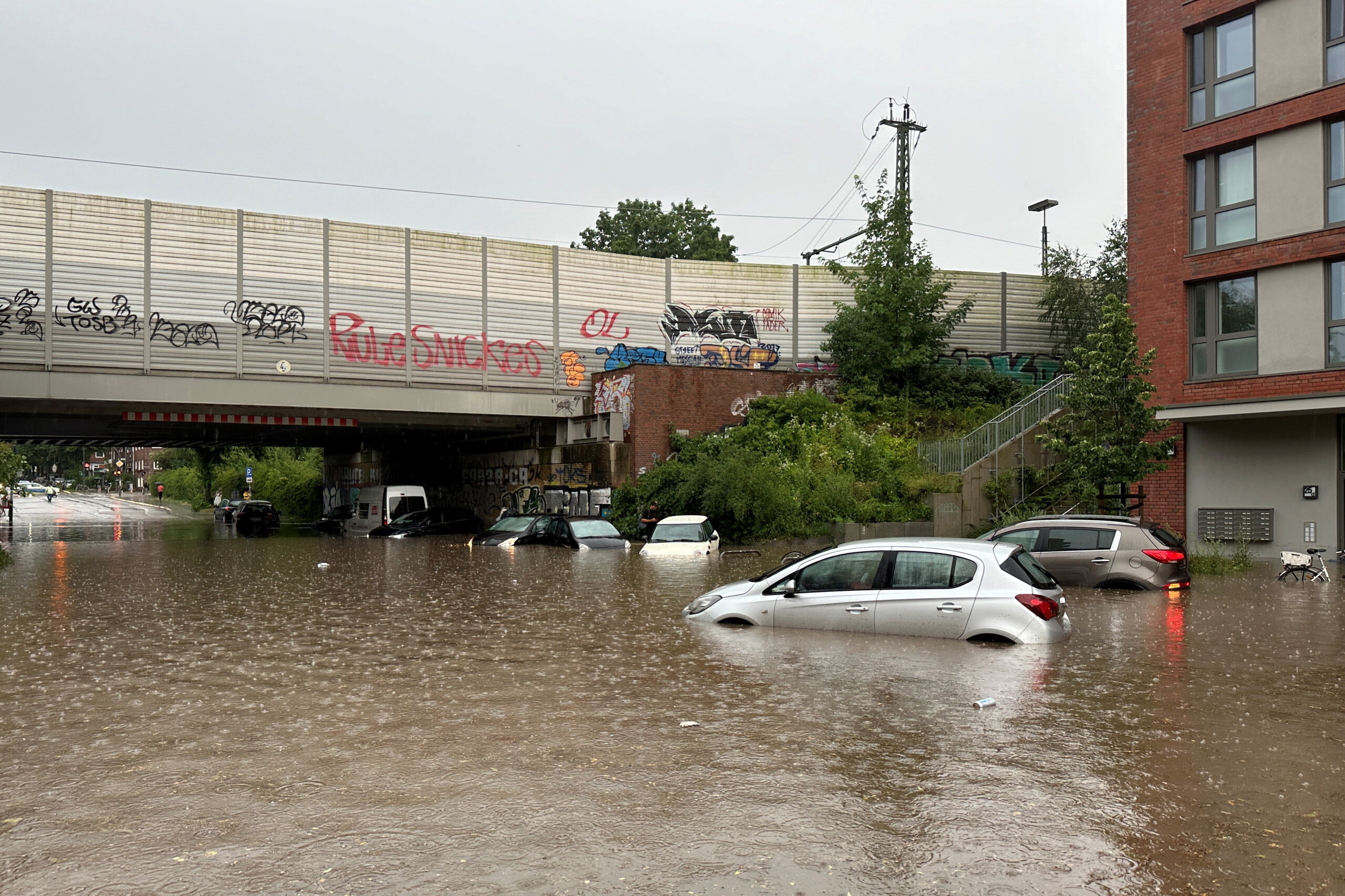 Autos in überfluteter S-Bahn-Unterführung