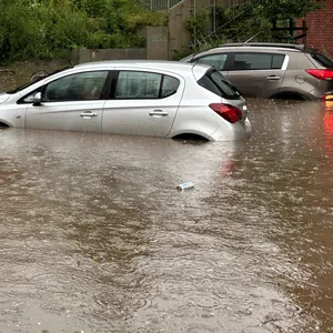 Autos in überfluteter S-Bahn-Unterführung