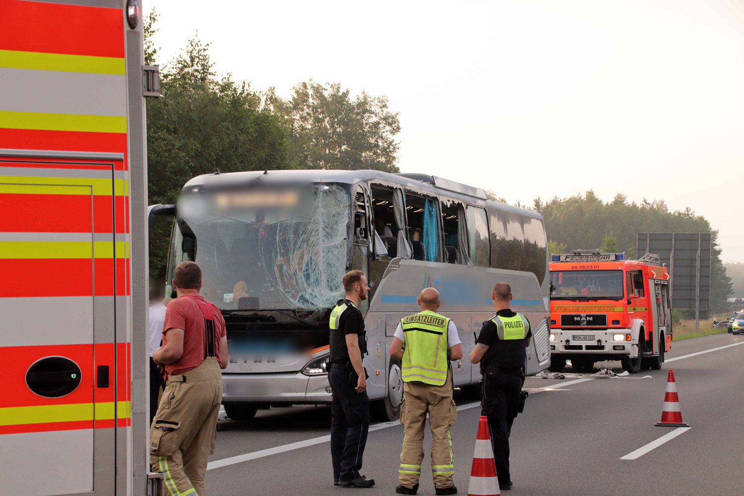 Mehr als ein Dutzend Menschen wurden verletzt, als dieser Reisebus auf der A24 zwischen Hamburg und Berlin verunglückte.