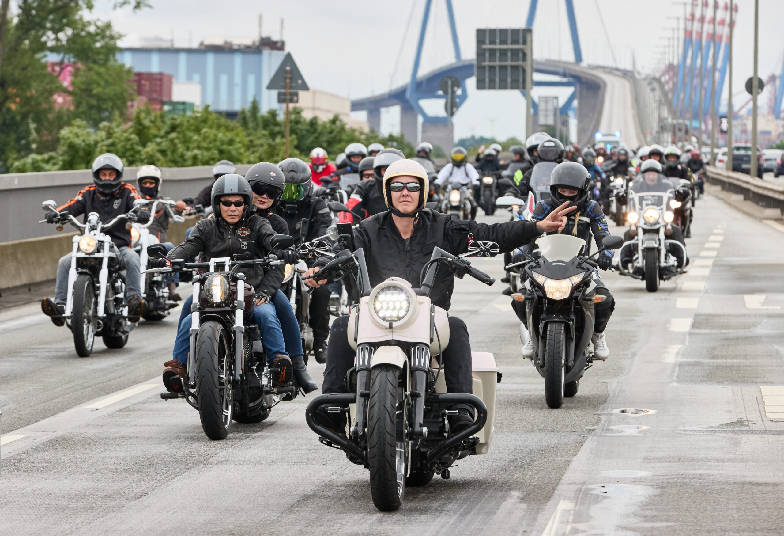 Teilnehmer der Hamburg Harley Days Parade fahren über die Köhlbrandbrücke.