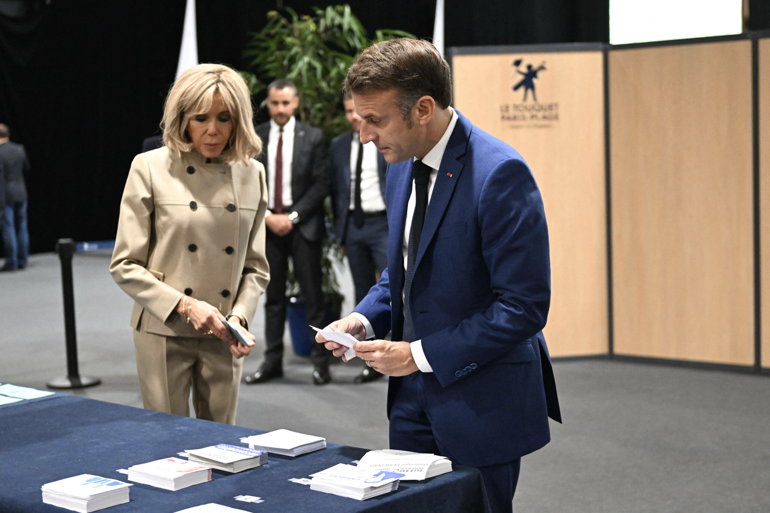 Der französische Präsident Emmanuel Macron und seine Frau Brigitte gaben in einem Pariser Wahllokal ihre Stimmen ab. Macrons Partei lag in Umfragen zuletz abgeschlagen auf Platz drei.