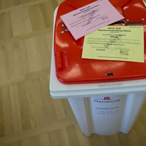 Wahlzettel auf einer Wahlurne