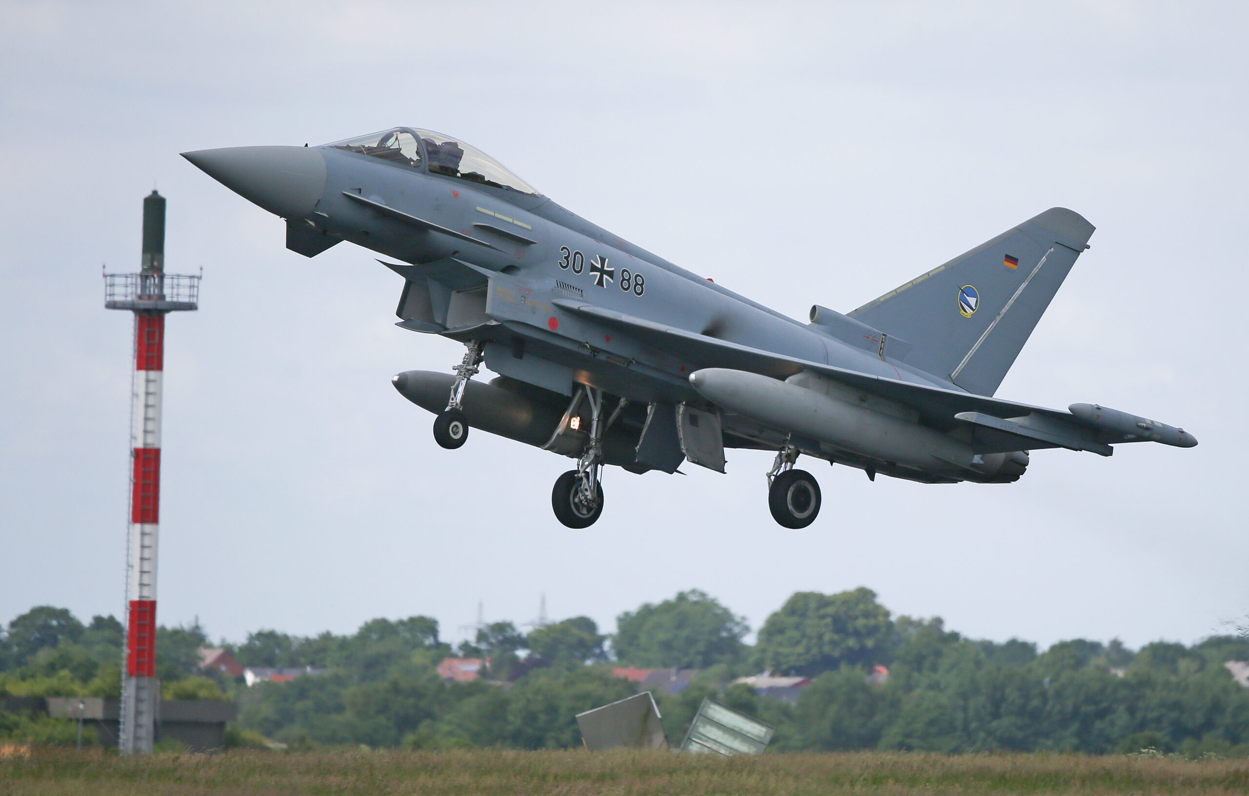 Ein Kampfflugzeuge vom Typ Eurofighter startet am 17.06.2014 in Jagel auf dem Fliegerhorst.