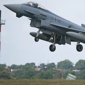 Ein Kampfflugzeuge vom Typ Eurofighter startet am 17.06.2014 in Jagel auf dem Fliegerhorst.