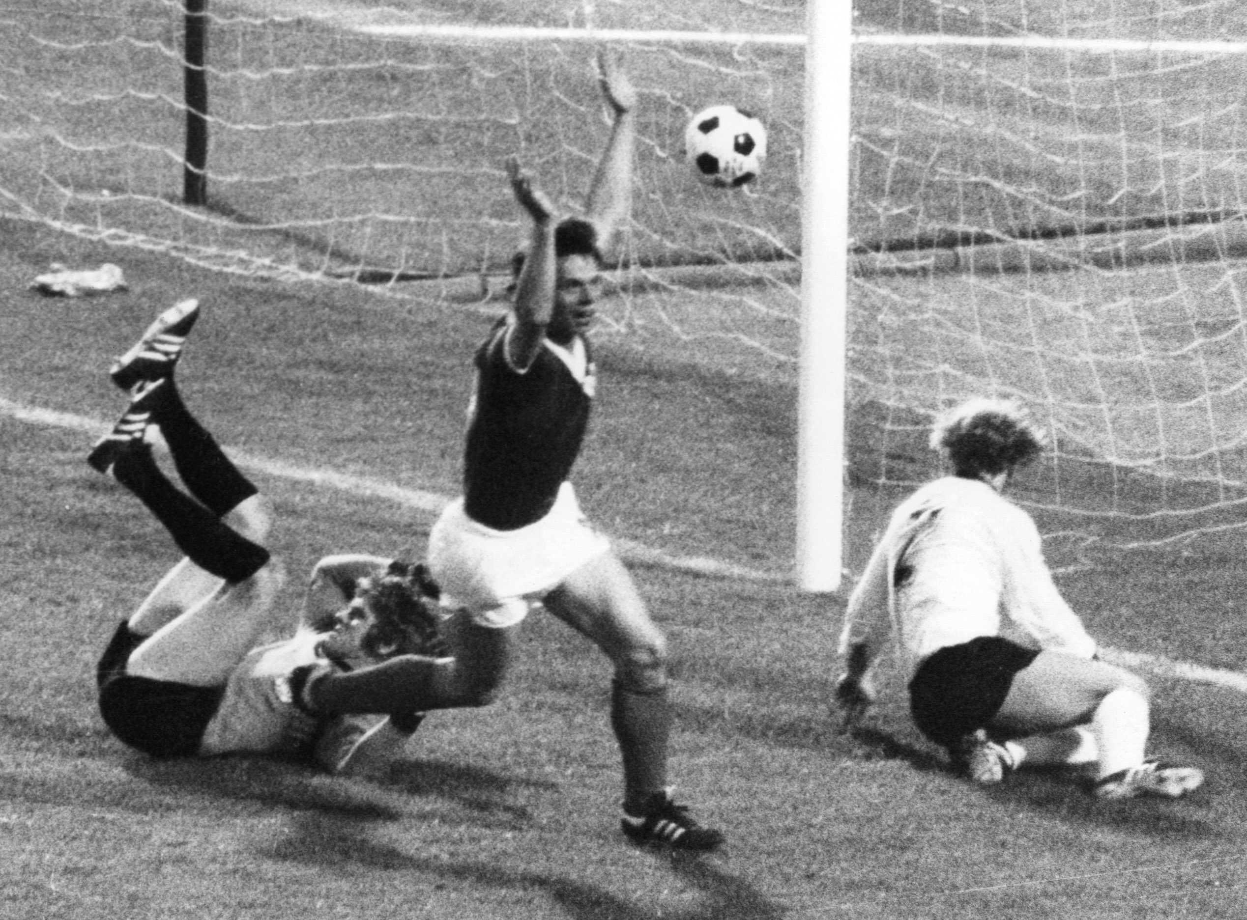 Jürgen Sparwasser jubelt: Sein Tor bringt den DDR-Fußballern einen historischen Sieg.