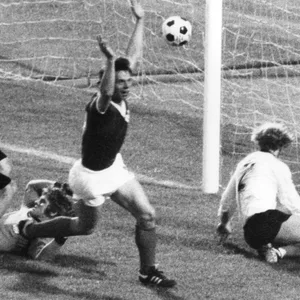 Jürgen Sparwasser jubelt: Sein Tor bringt den DDR-Fußballern einen historischen Sieg.