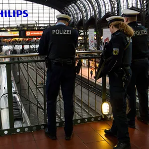 Schwarzfahrer will sich nicht ausweisen – Bundespolizisten entdecken dass er wegen Geldfäschung gesucht wurde.