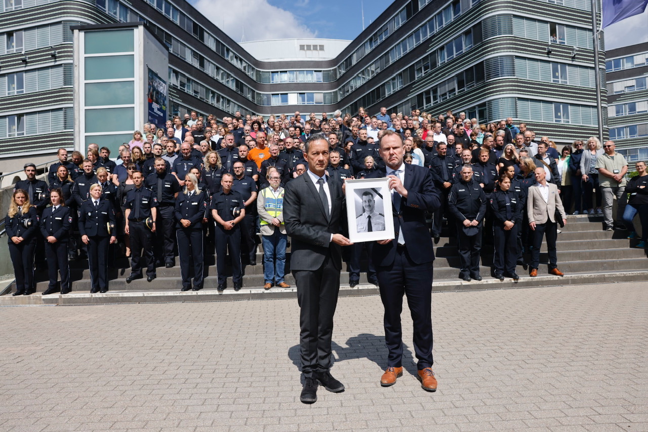 Trauer um toten Polizisten – 400 Beamte gedenken vor dem Polizeipräsidium mit einer Schweigeminute