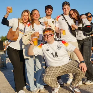 Lenja Ebbersmeyer (22), Jule Machmer (23), Noah Reckmann (23), Luk Brandt (23), Alev Schimer (22) und Patrick Beier (22, vorne) aus Hamburg sind begeistert von der EM und der Leistung des deutschen Teams.