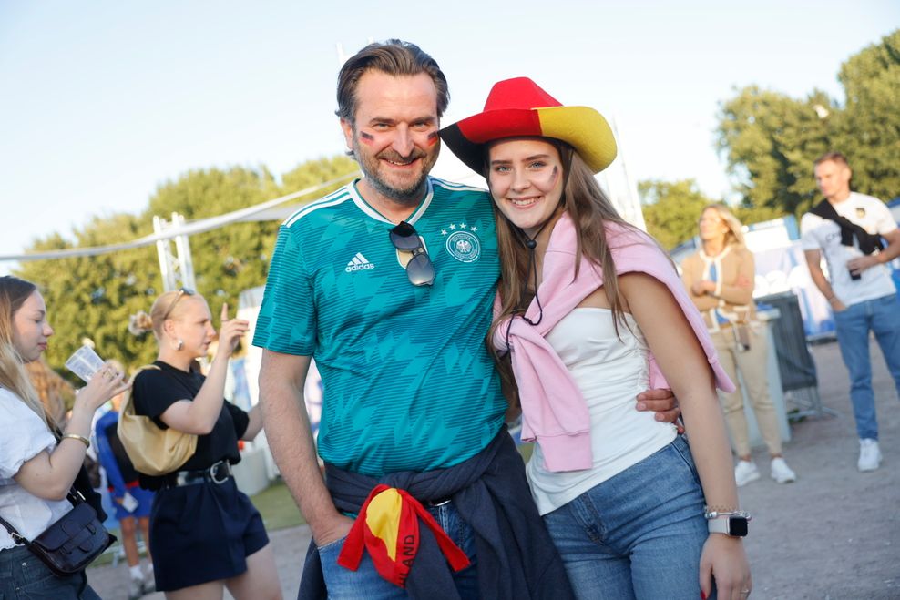 Marcel (51) und Luisa (17) finden die Stimmung auf dem Heiligengeistfeld super.