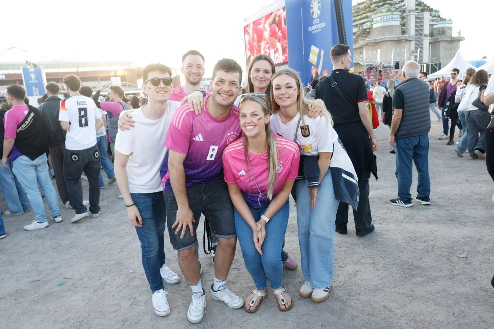 Jule Wilke (2. v. rechts) und ihre Freundesgruppe hoffen auf einen EM-Sieg der deutschen Nationalmannschaft.