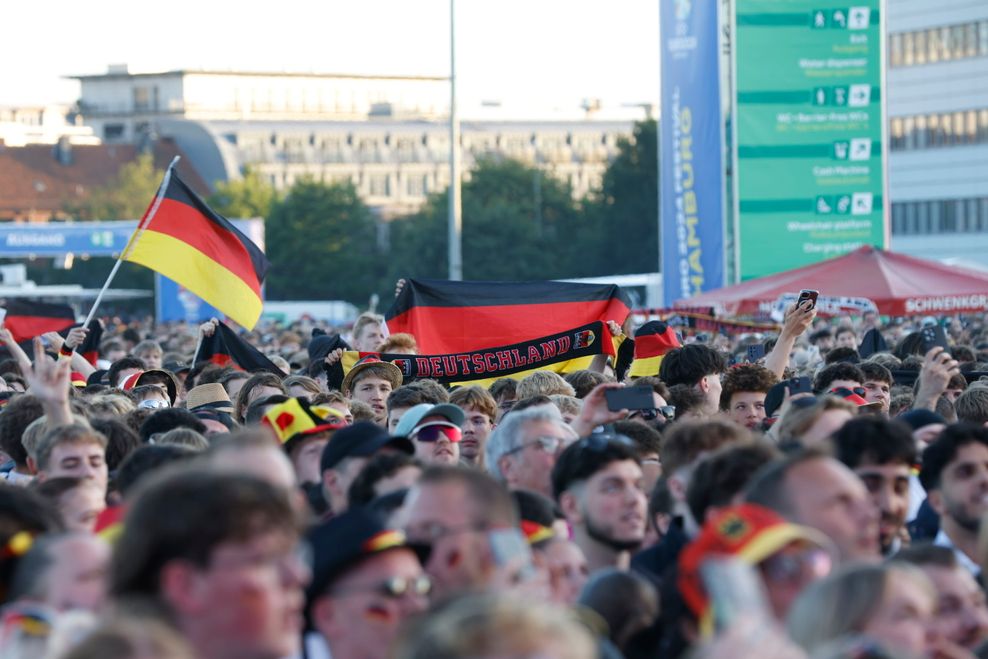 Hamburger Fans bleiben optimistisch: „Wir kommen auf jeden Fall ins Finale!“