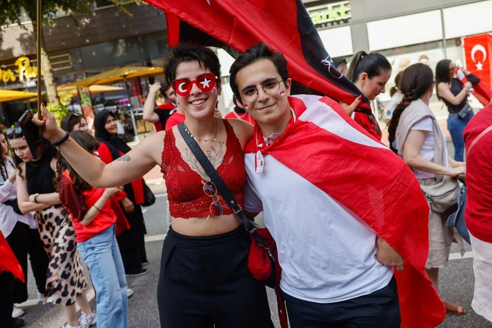 Melis (23) und Firat (21, r.) beim Fanmarsch auf dem Kiez. Beide tippen auf einen Türkei-Sieg!