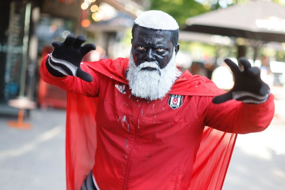 Auch Besiktas Istanbul-Ultra Udi Neco (44) aus Köln ist beim Fanmarsch dabei.