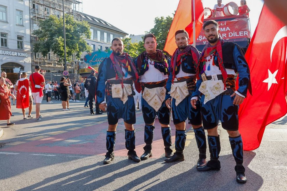 Fans in Efe-Kostümen