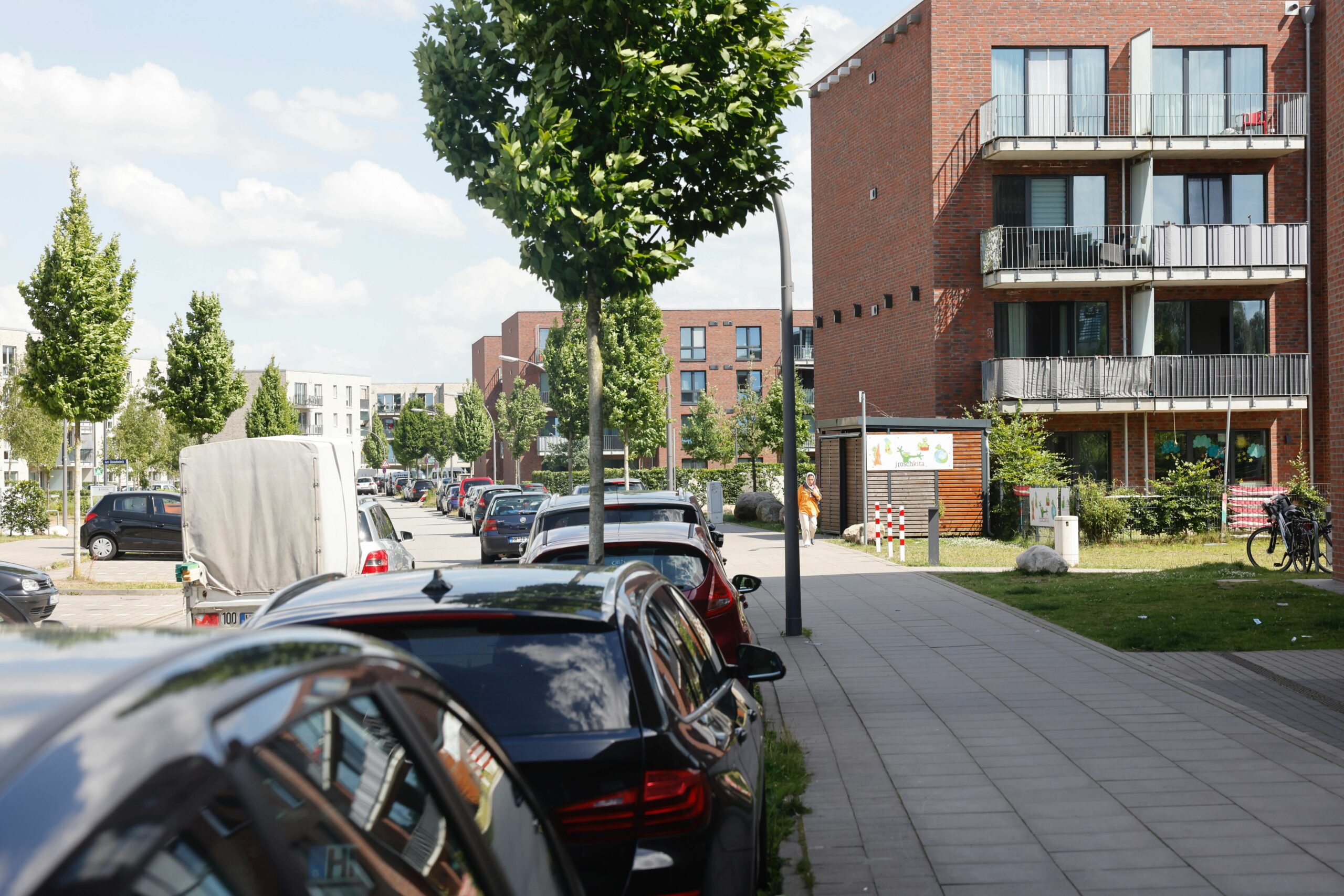 Immer mehr Bewohner des Neubauviertels Am Gleisdreieck in Billwerder haben eigene Autos. Die Blechlawine breitet sich in den umliegenden Wohnstraßen aus.