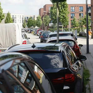 Immer mehr Bewohner des Neubauviertels Am Gleisdreieck in Billwerder haben eigene Autos. Die Blechlawine breitet sich in den umliegenden Wohnstraßen aus.