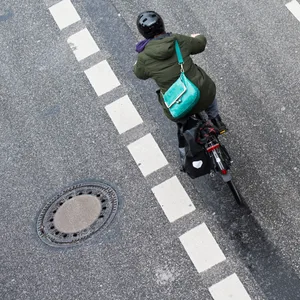 Teenie raubt Seniorin in Ohlsdorf aus und flüchtet in Bus – Radfahrerin nimmt Verfolgung auf