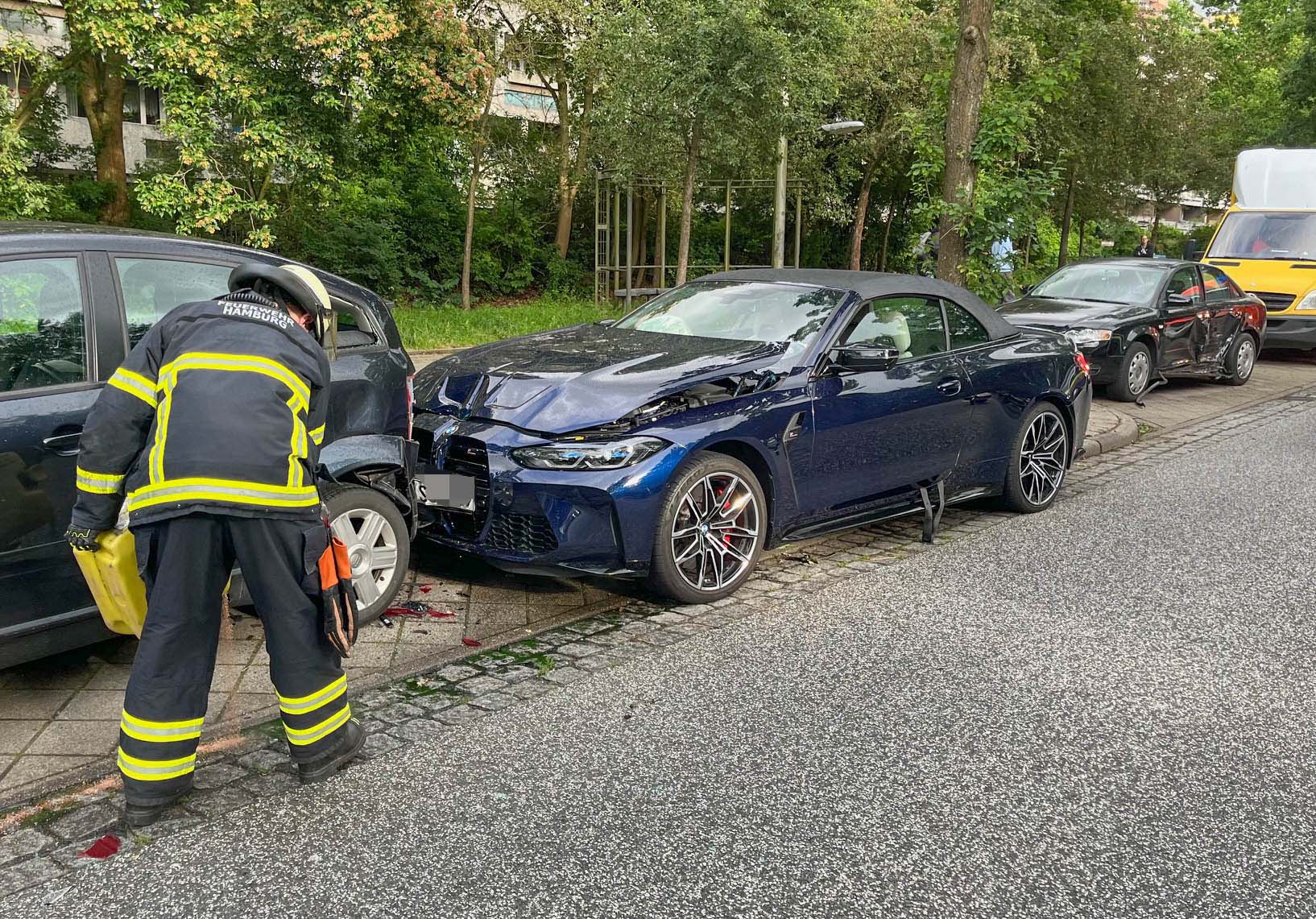 Unfall in Mümmelmannsberg – BMW-Fahrer kracht gegen drei geparkte autos und flüchtet