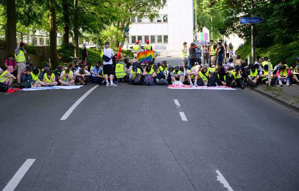 Aktivisten sitzen auf der Straße