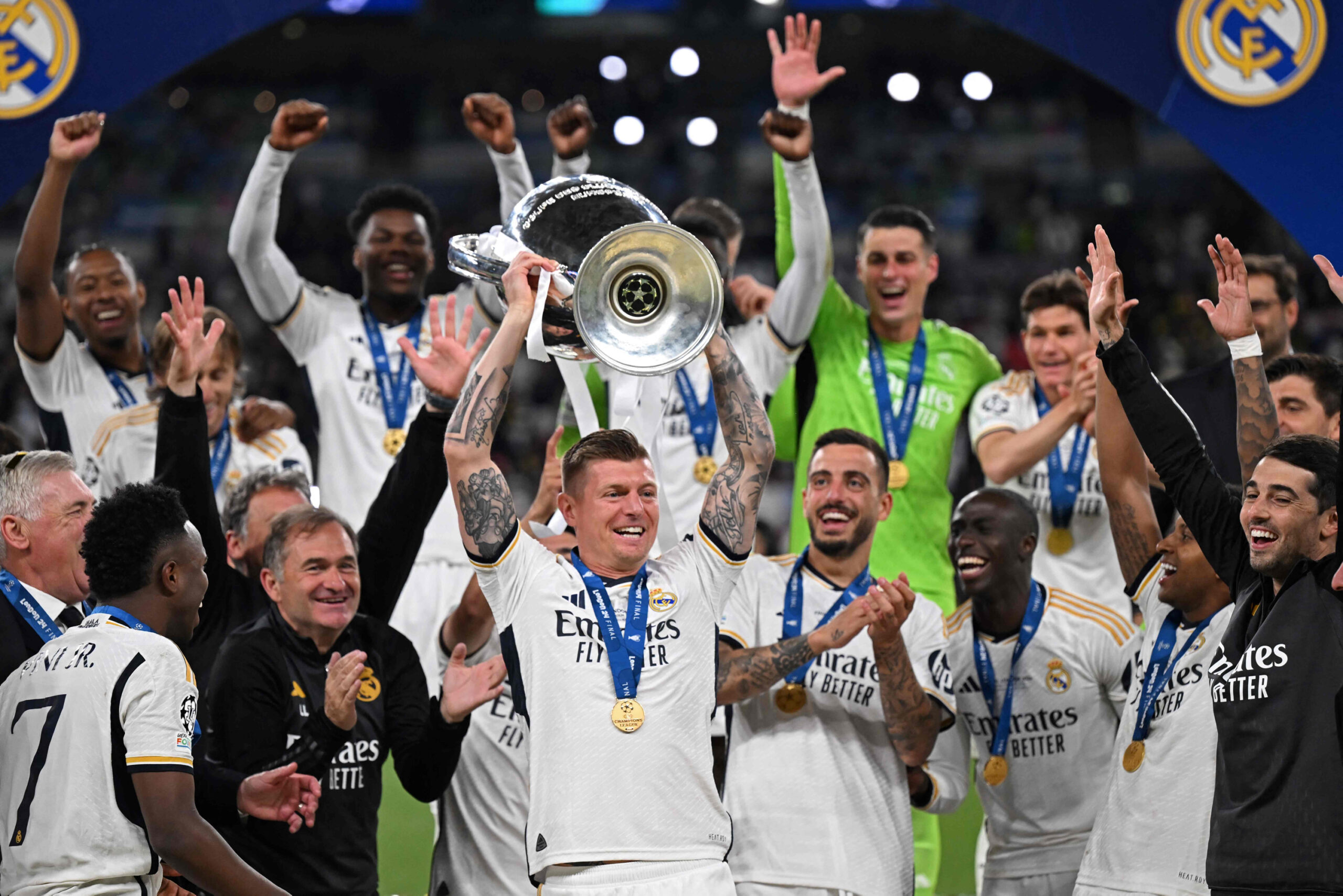 Toni Kroos stemmt die Champions-League-Trophäe in die Höhe.