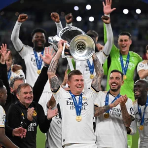 Toni Kroos stemmt die Champions-League-Trophäe in die Höhe.